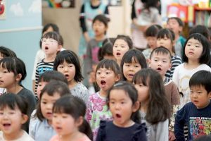 合唱する子供たち